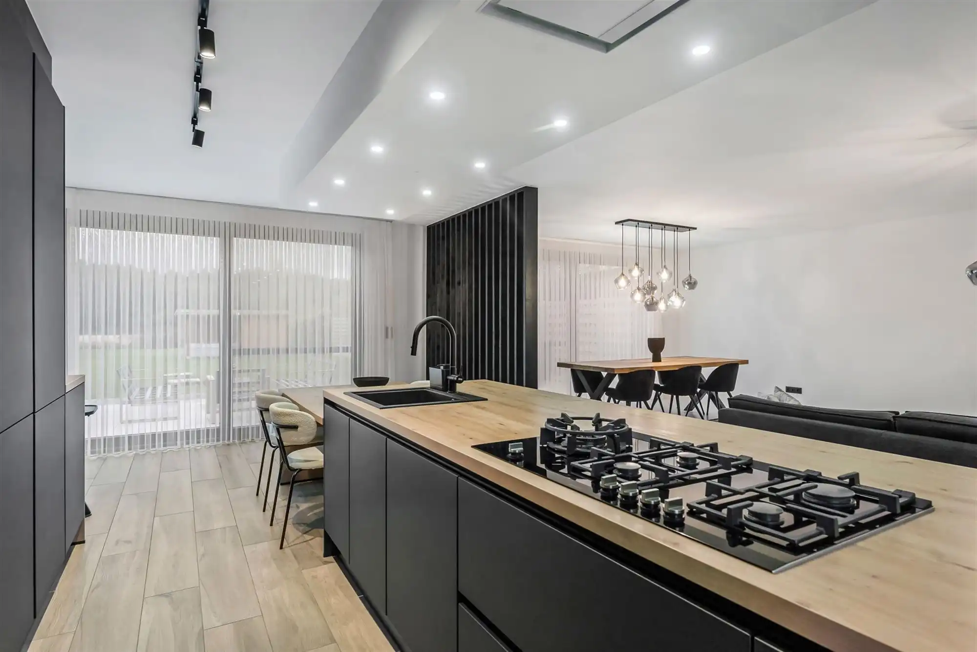 UITERST KNAP GERENOVEERDE WONING MET 3-4 SLAAPKAMERS OP EEN PERCEEL VAN 12A48CA TE BEVERLO foto 8