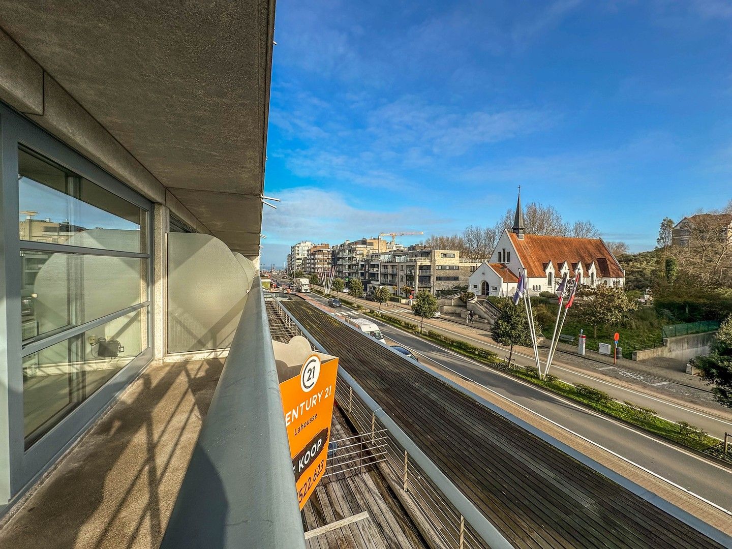 Instapklaar appartement met 2 zonneterrassen nabij de Zeedijk. foto 2