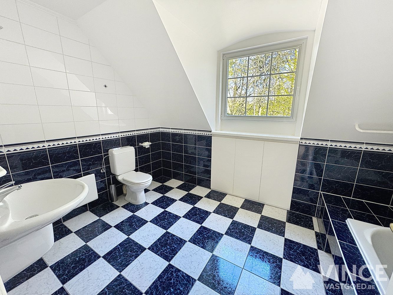 Prachtige villa in een rustige straat, omringd door groen foto 27