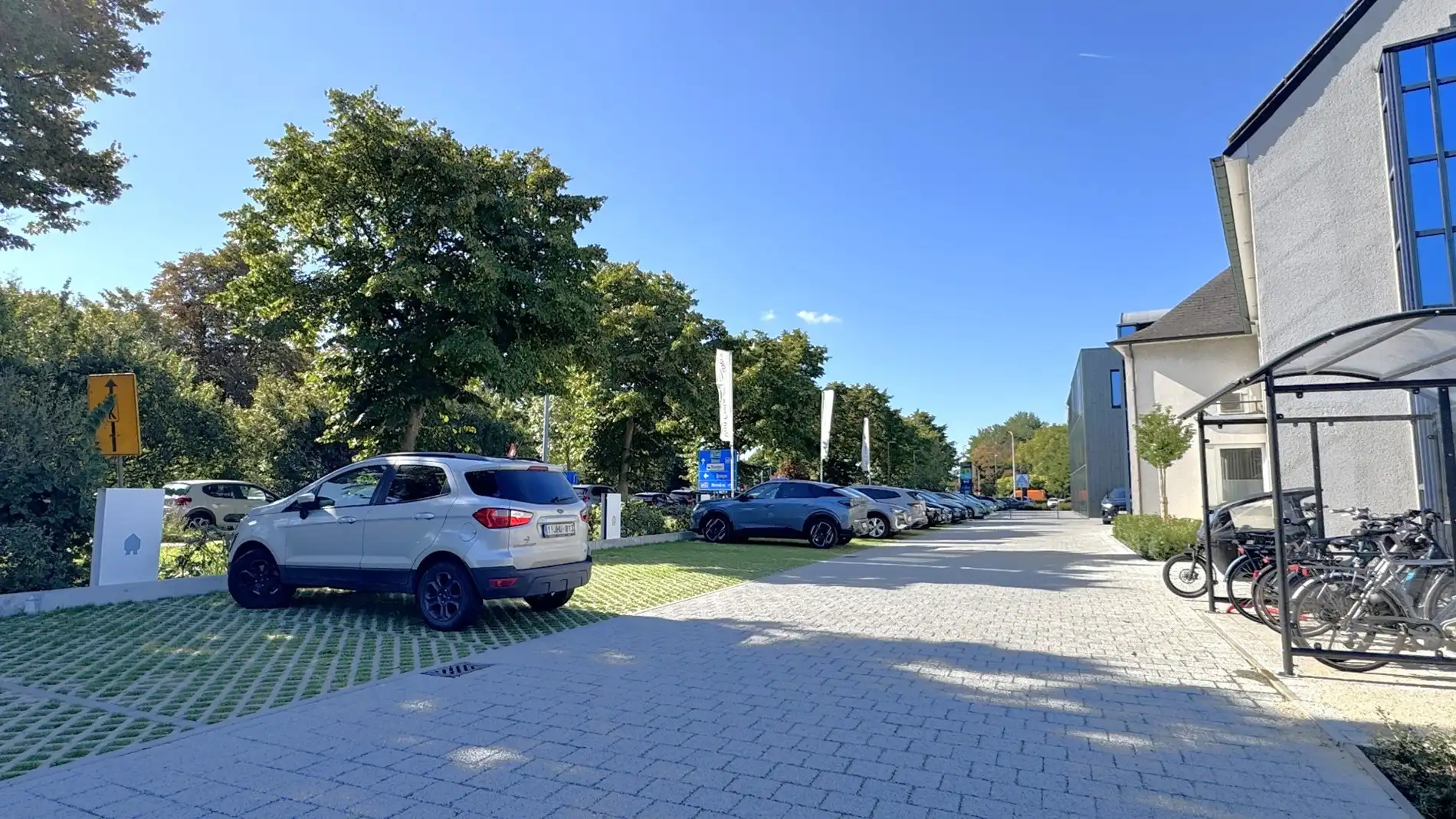 Standalone kantoorgebouw te huur nabij E40 in Drongen foto 24
