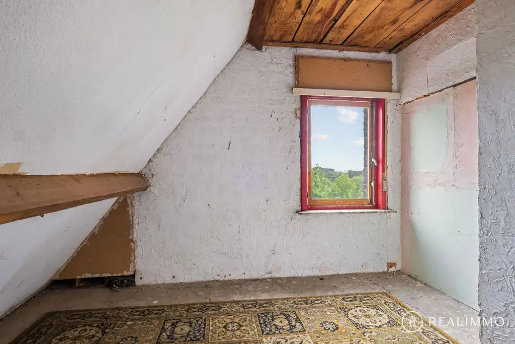 Ruime te renoveren woning met dubbele garage! foto 17