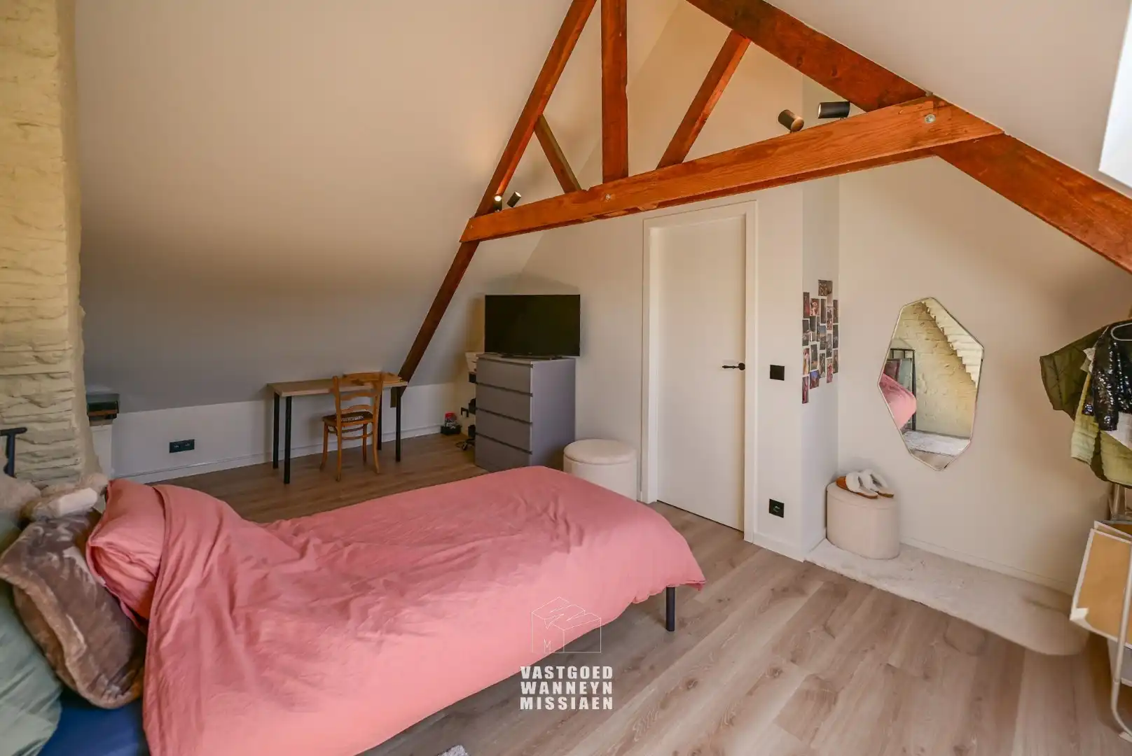 Instapklare rijwoning met 3 slpk met uitweg en parking foto 12