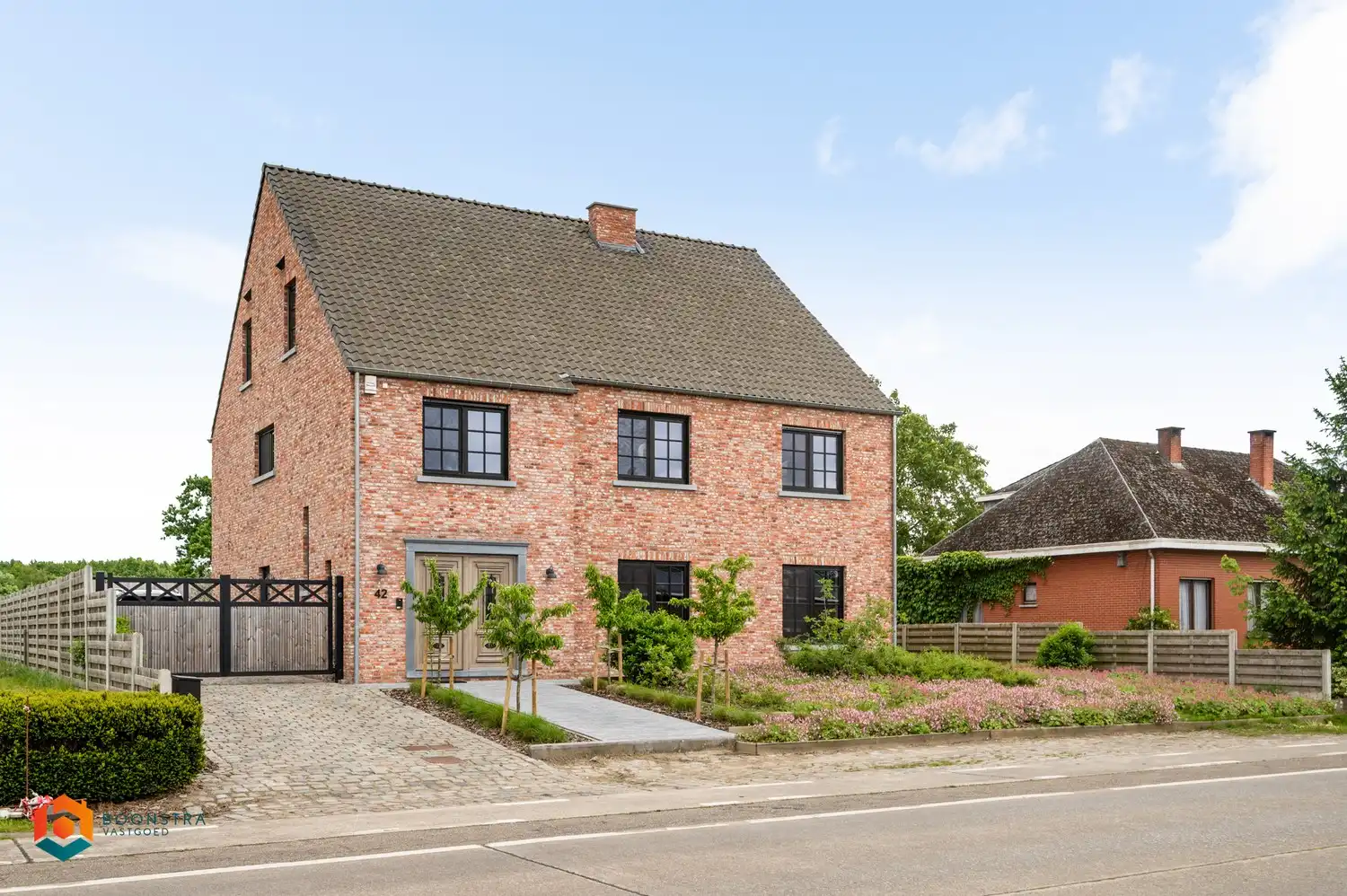 Exclusieve woning van 472 m² met 6 slpkrs op perceel van 2007 m² te Booischot foto {{pictureIndex}}