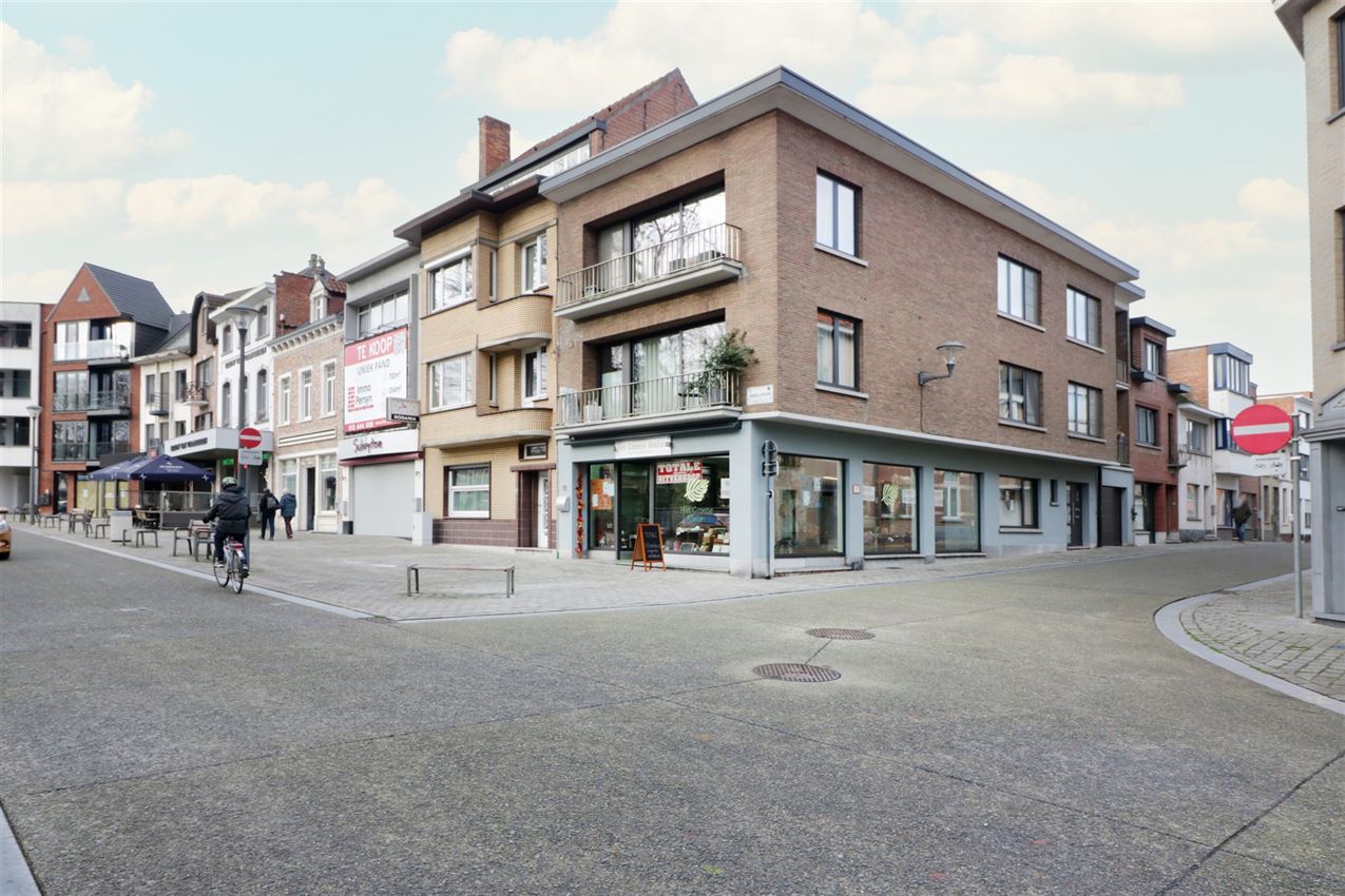 handelszaak met hoge zichtbaarheid en mooie etalage  foto {{pictureIndex}}