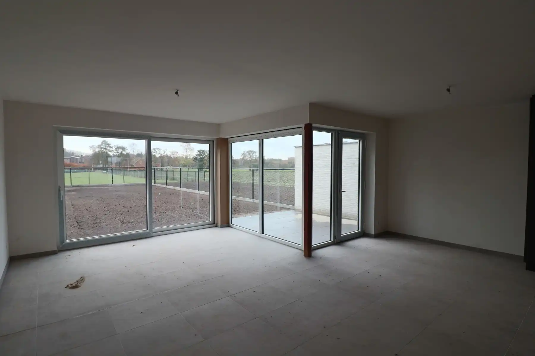 Woning met 3 slaapkamers en carport/fietsenberging op perceel van ca 366m² foto 4