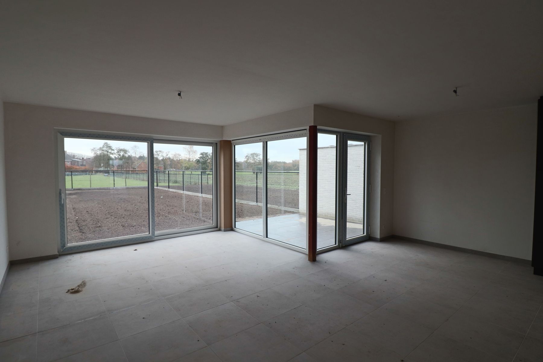 Woning met 3 slaapkamers en carport/fietsenberging op perceel van ca 366m² foto 4