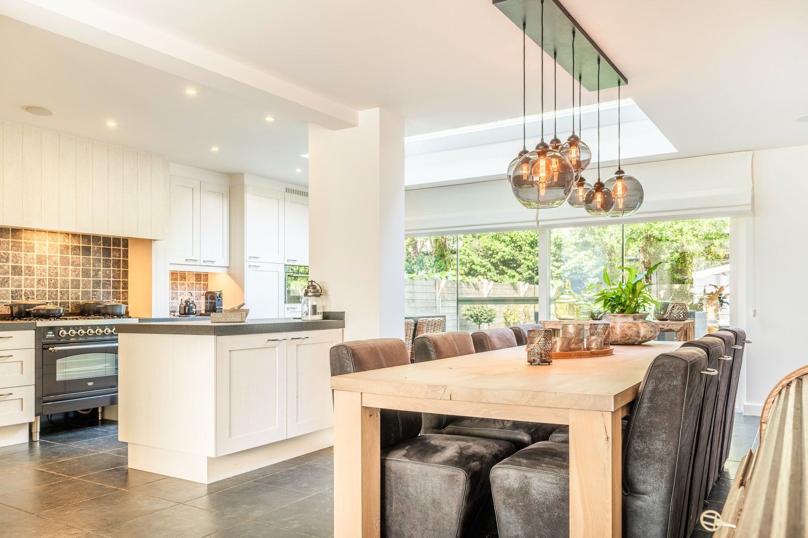 Stijlvolle, ruime gezinswoning met 5 slaapkamers op topligging foto {{pictureIndex}}