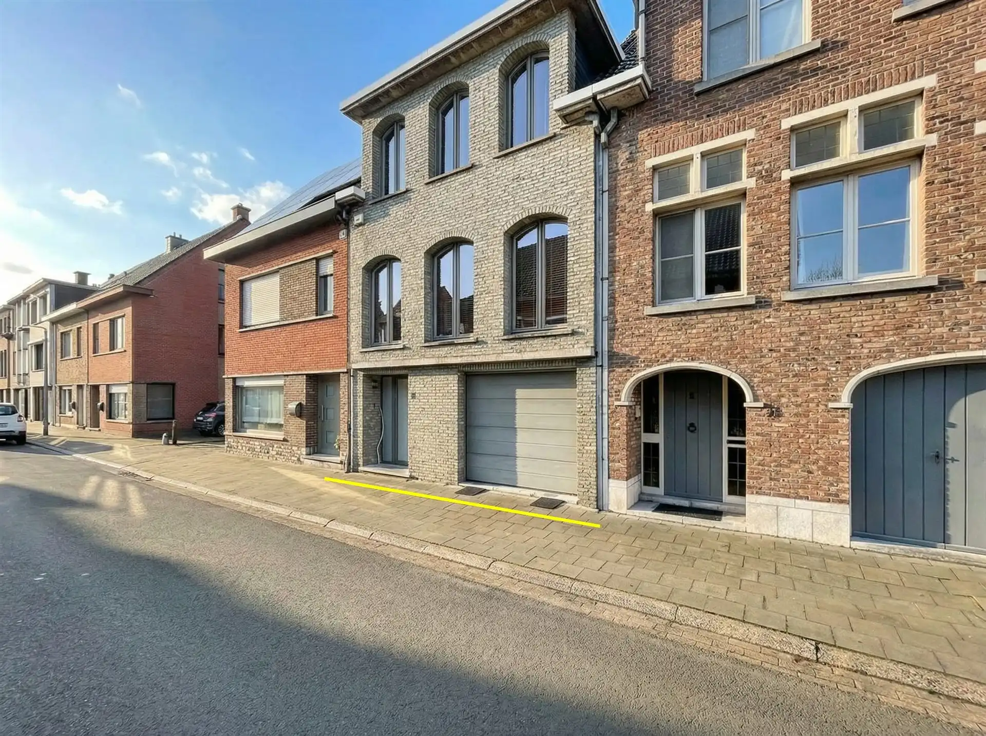 Moderne gezinswoning met 3 ruime slaapkamers en inpandige garage! foto {{pictureIndex}}