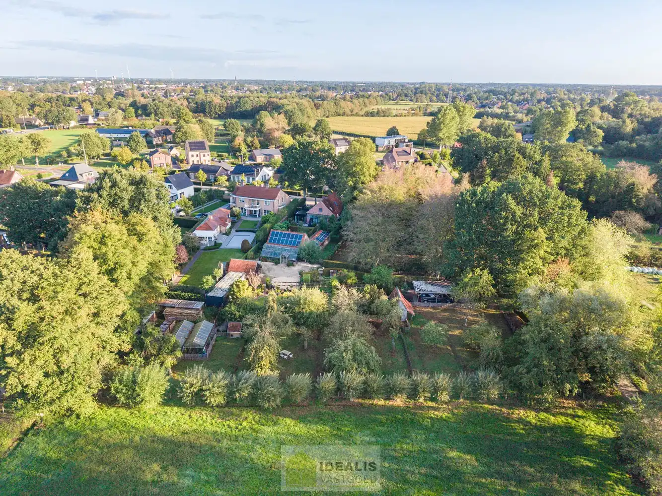 IDYLLISCH GELEGEN BIJZONDERE EIGENDOM BESTAANDE UIT RIANT WOONHUIS, APART BEWOONBAAR BIJGEBOUW EN ATELIER OMGEVEN DOOR EEN SCHITTERD AANGELEGDE TUIN EN WEILAND. Het domein is toegankelijk zowel aan de mooie Urnenveldstraat doch ook via een uitzonderlijk mooie oprijlaan toegankelijk langs de boszijde van het perceel. Deze vrijstaande woning, gebouwd in 1986, beschikt over een sfeervolle leefruimte in vol contact met de tuin en biedt een heerlijke atmosfeer dankzij de centraal geplaatste speksteenkachel. Op de verdieping beschikt de woning over slaapkamers en sanitair. Een absolute meerwaarde is het afzonderlijk volledig ingericht bijhuisje, centraal op het perceel, voorzien van alle woonfaciliteiten. Verder is er de mogelijkheid om wonen/werken te combineren via het knap afgewerkte atelier, met vergezicht op het eigen weiland. Geschikt voor kandidaten op zoek naar een ruime en instapklare parel met een idyllische uitstraling! foto 58