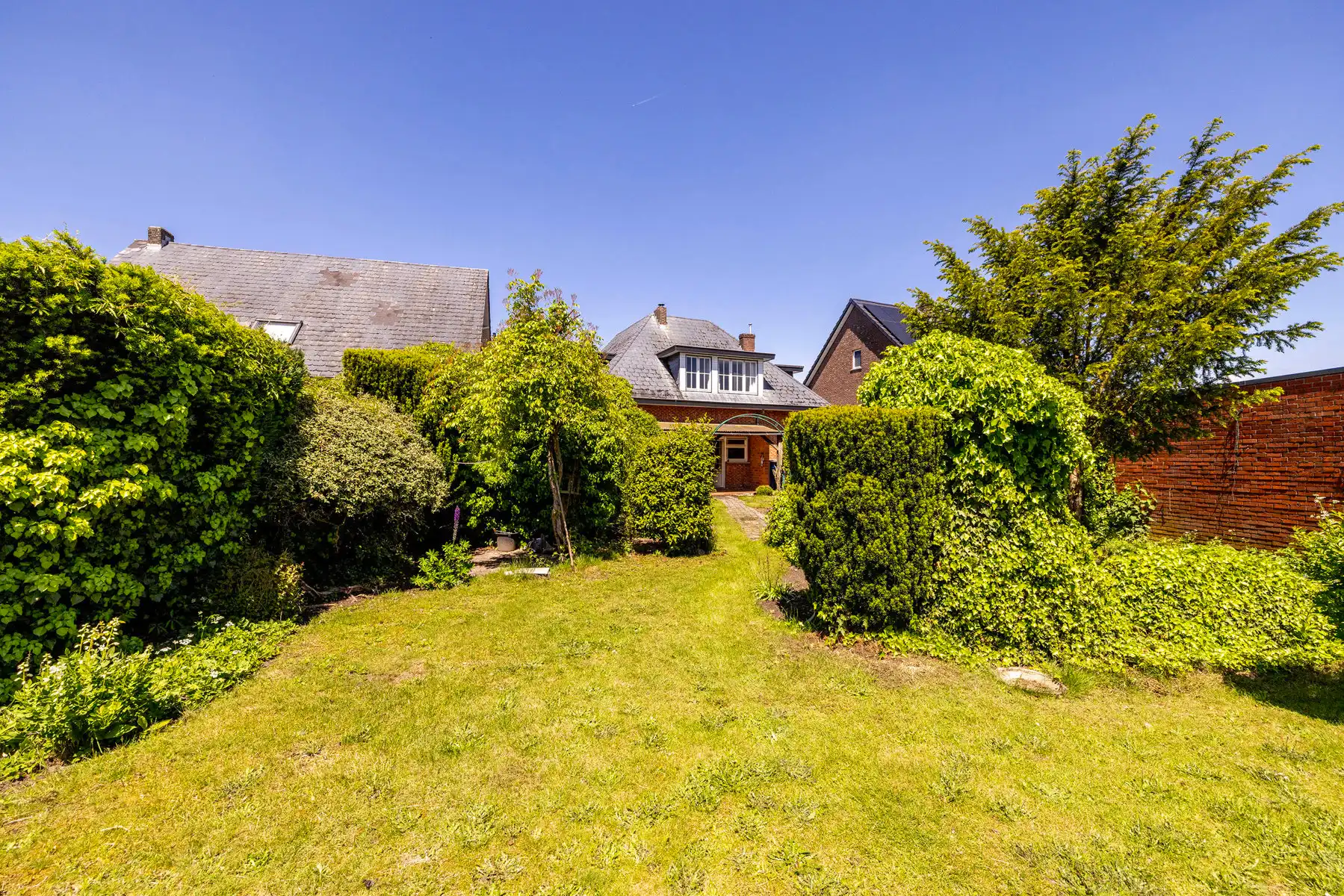 Op te frissen woning gelegen in groene omgeving op ruim 995 m² grond  foto 31