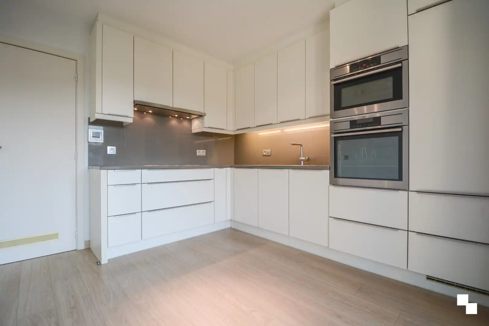 Zéér verzorgd, gerenoveerd 3-slaapkamer appartement te Roeselare foto 7