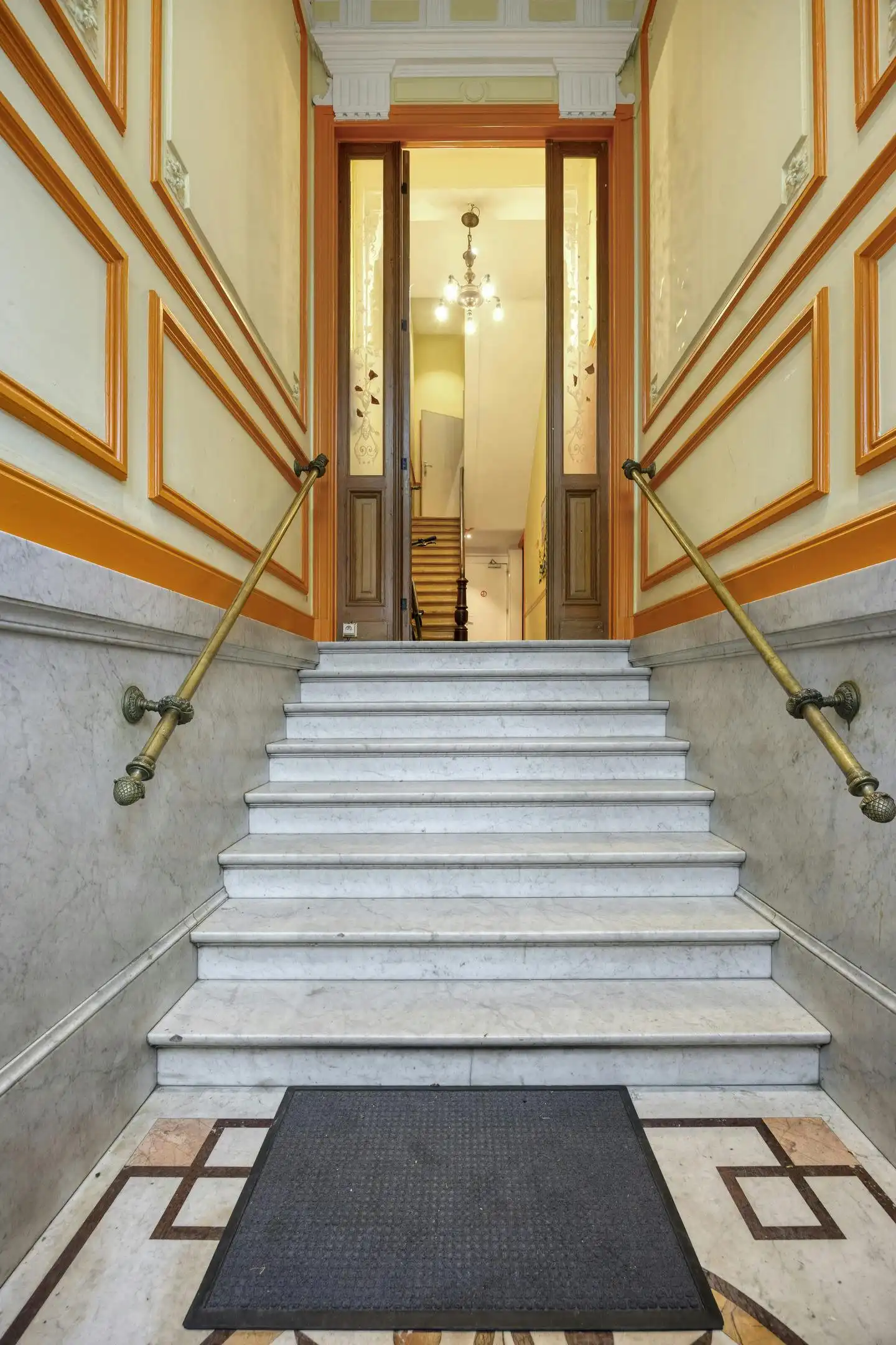 Op te frissen herenhuis met 7 slaapkamers en stadstuin. foto 2