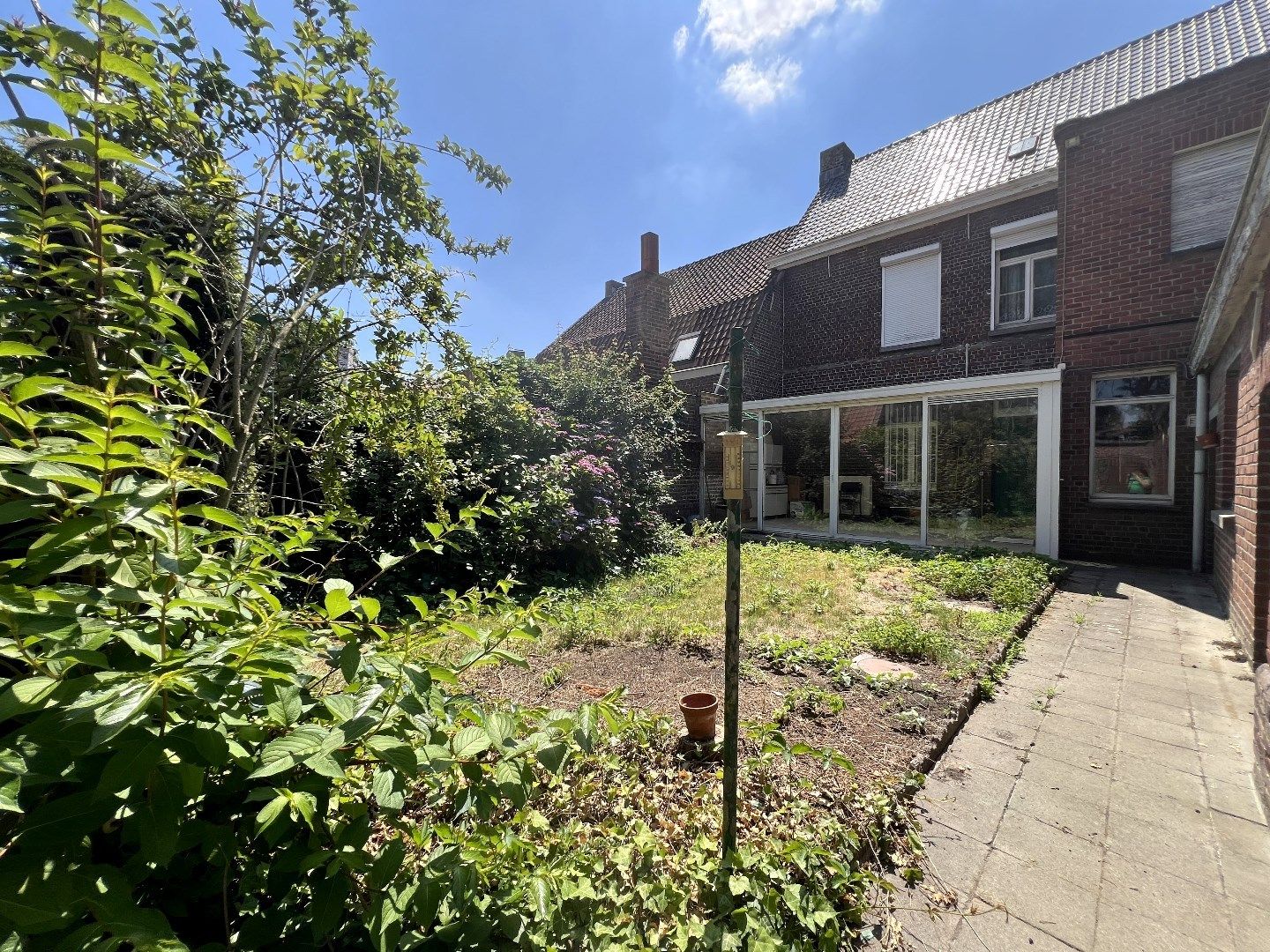 Karaktervolle burgerwoning met 3 slaapkamers, 2 garages en een mooi stukje tuin te koop in Rollegem foto 2