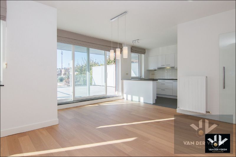 Lichtrijk, energiezuinig en instapklaar 2-slaapkamerappartement met ruim, uitnodigend en zuid-gericht terras op wandelafstand van het centrum foto 2