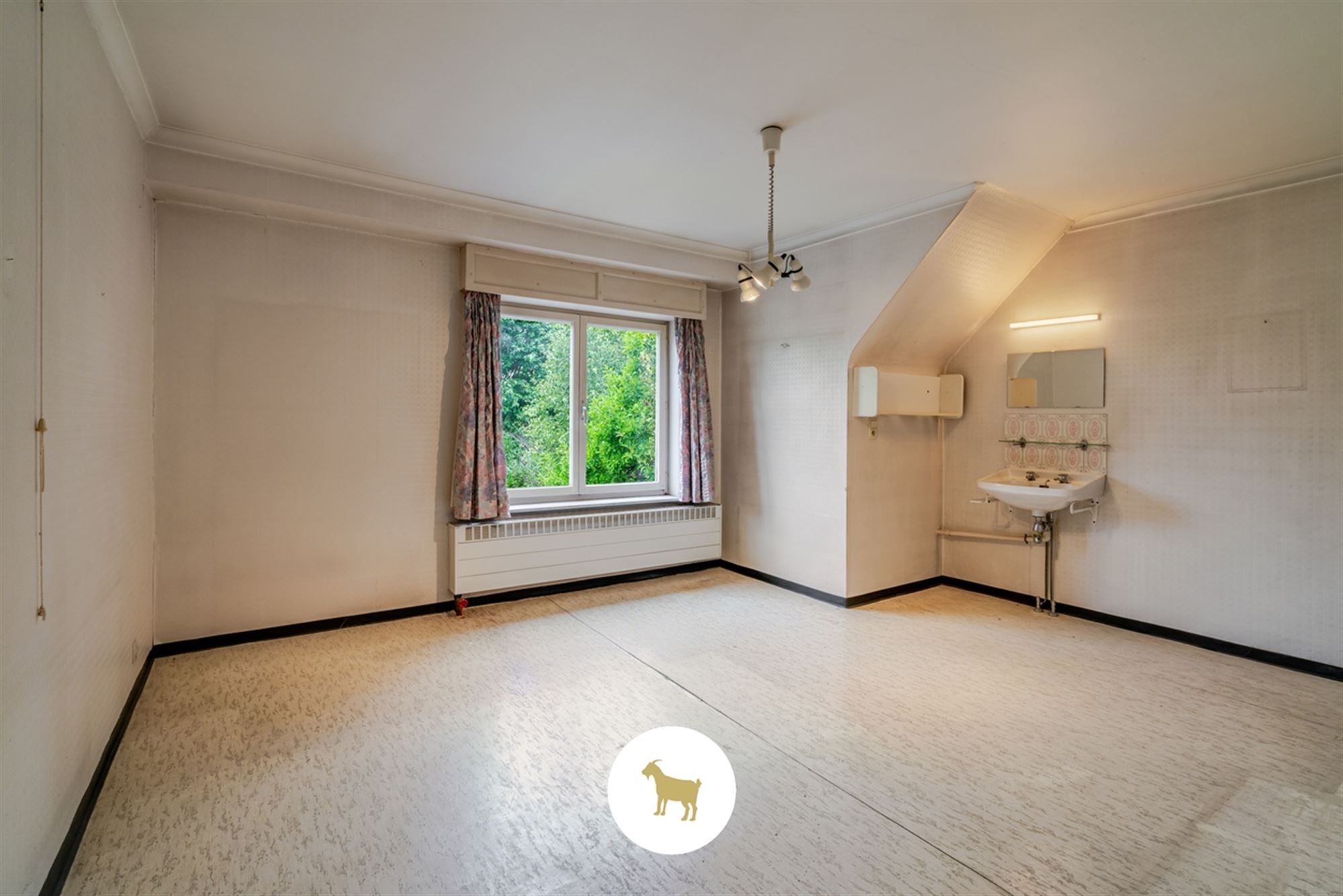 Te renoveren RUIME ALLEENSTAANDE VILLA met 4 SLAAPKAMERS, BUREAU en GARAGE op een prachtig zuidwestgericht PERCEEL van 1.300 m² foto 23