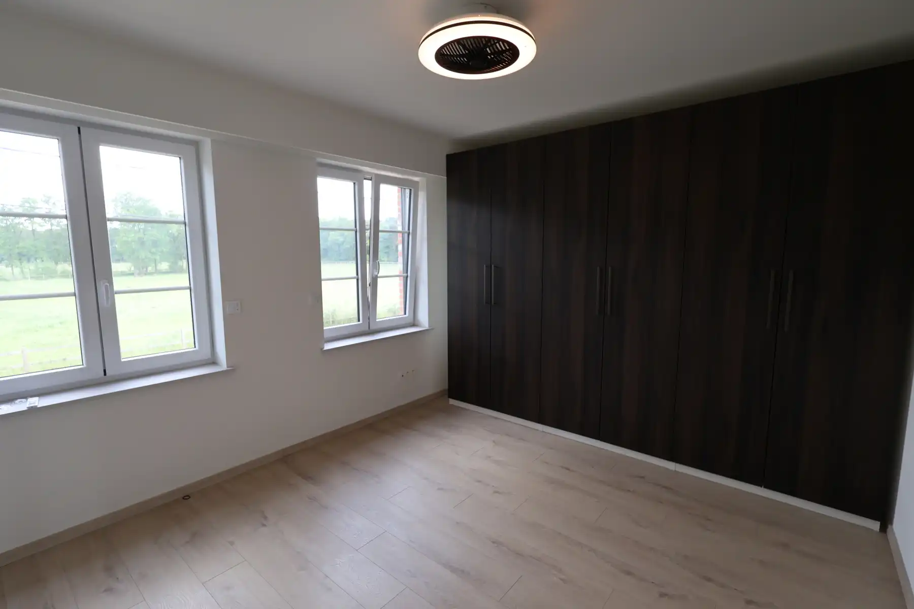 Een ruime nieuwbouwwoning met 3 slaapkamers, terras, tuin en garage.  foto 8