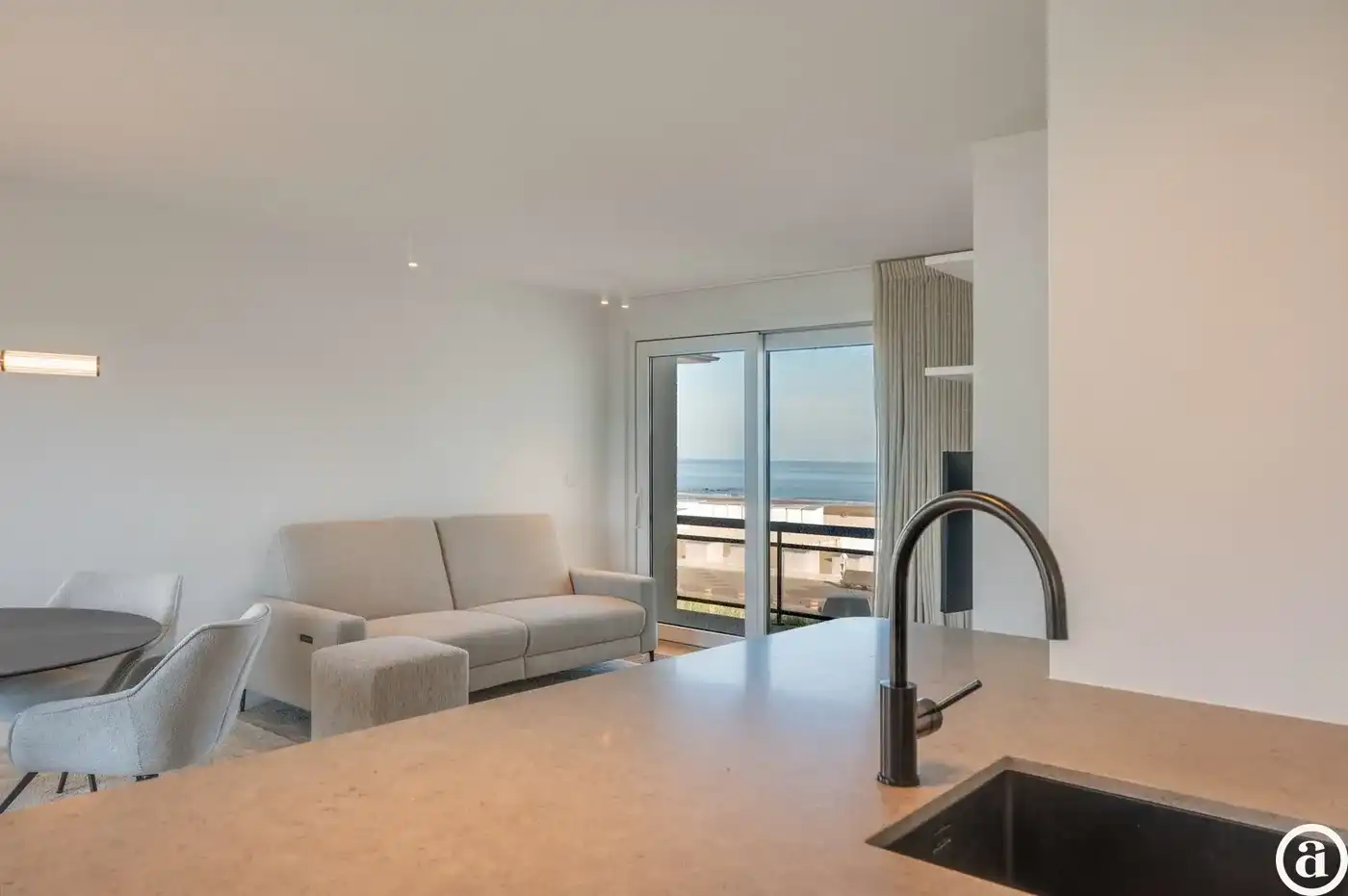 Luxueus gerenoveerd hoekappartement met zeezicht vlakbij de wandeldijk in het Zoute. foto 11