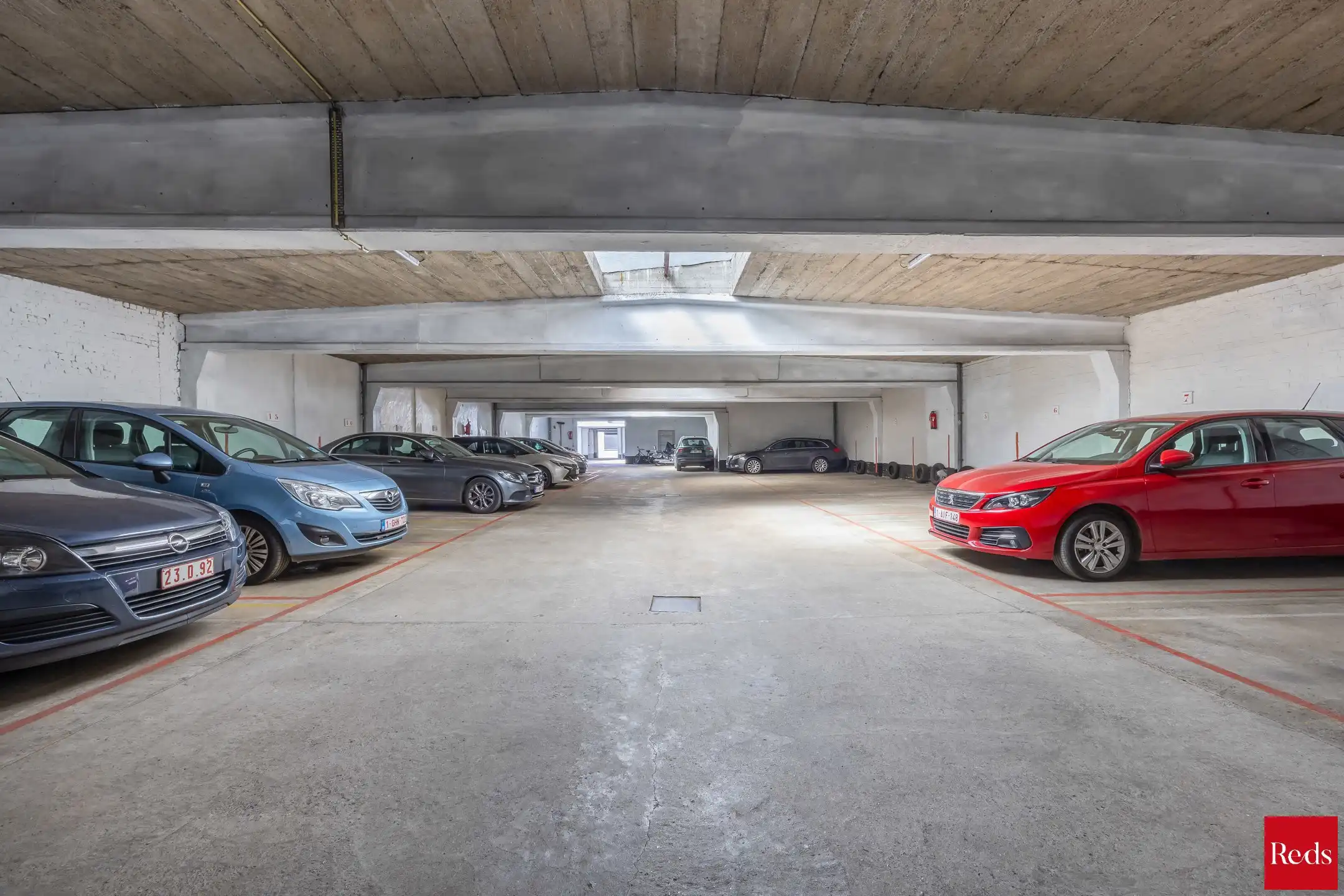 goed gelegen opbrengsteigendom : afgesloten magazijn of autostaanplaatsen (480m²) foto 2