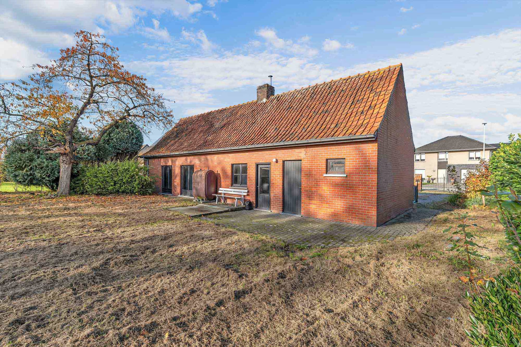 Volledig te renoveren/af te breken woning met (ver)bouwmogelijkheden foto 2