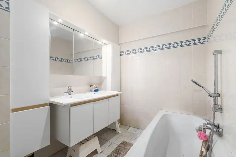 Gunstig gelegen 2-slaapk. appartement te koop in Mariakerke foto 3