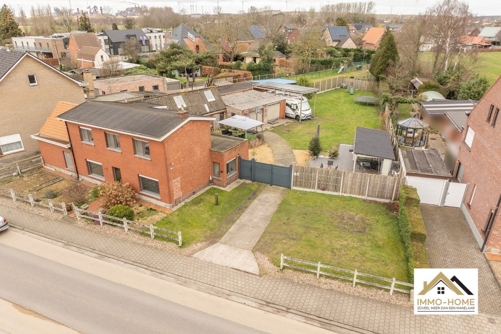 Ruime gerenoveerde woning met ruime grond!  foto 24