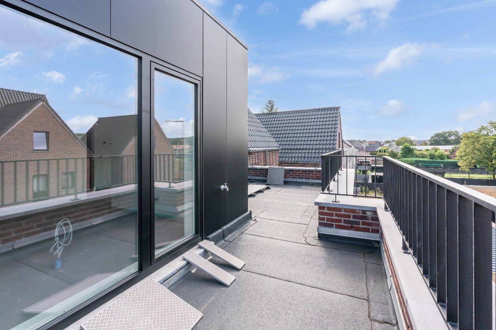 Zeer ruim penthouse met twee slaapkamers, ruim terras en garage.  foto 16