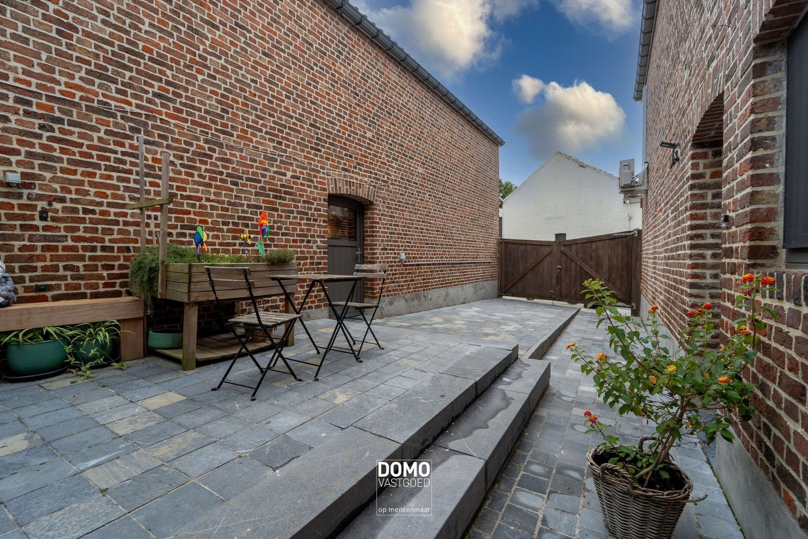 RUIME, INSTAPKLARE EN GERENOVEERDE WONING MET KANTOORGEBOUW INCLUSIEF PARKEERGELEGENHEID, TUIN EN ZWEMBAD TE MIELEN BOVEN AALST (GINGELOM) foto 31