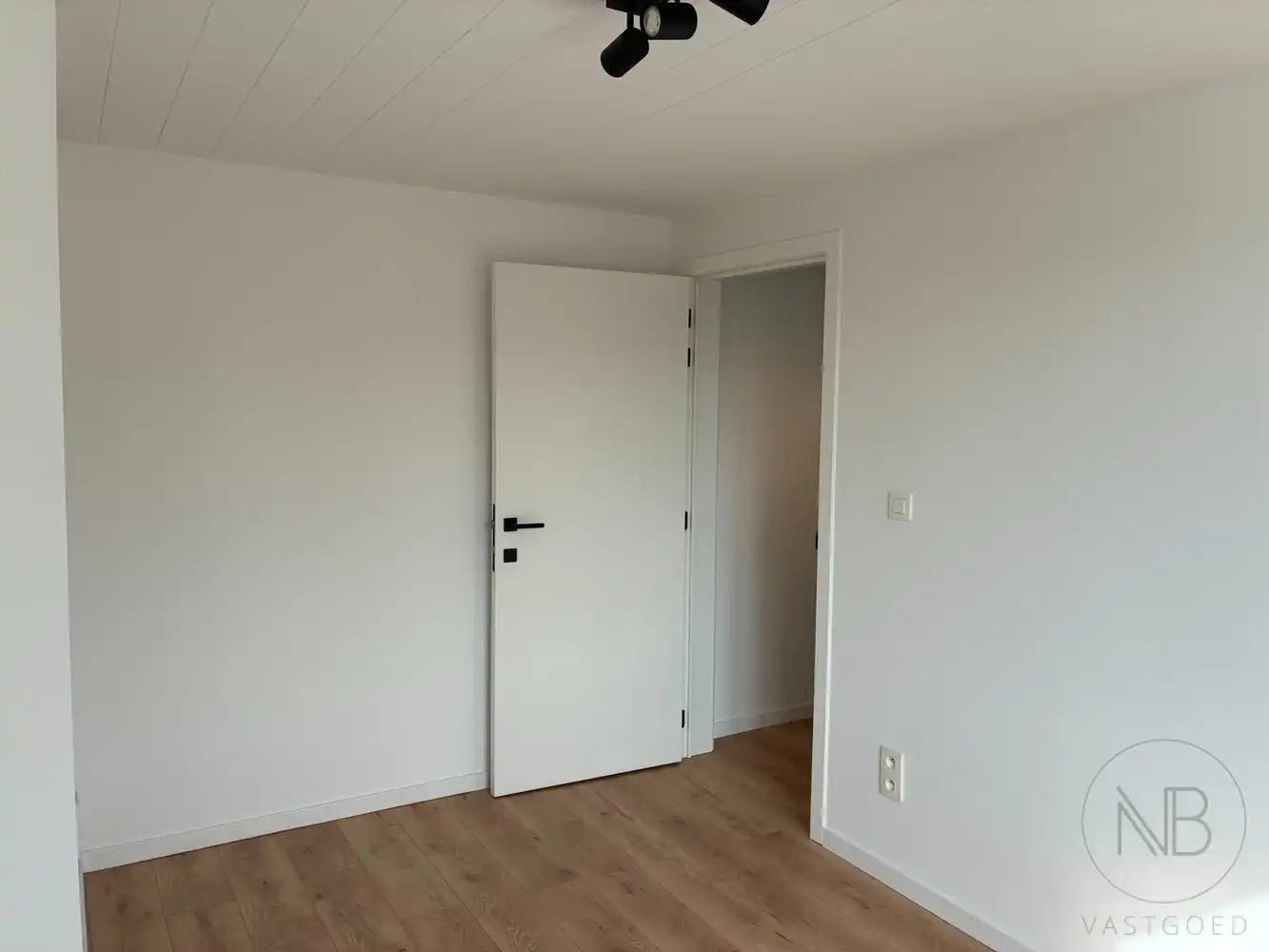 Instapklare en gerenoveerde woning in Genk foto 15