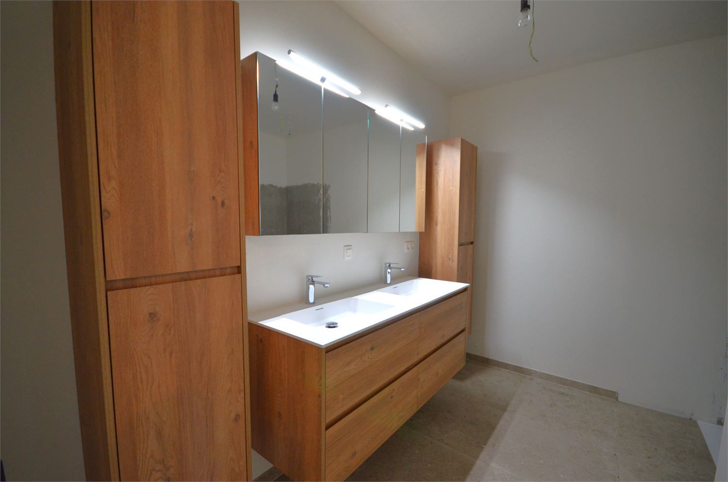 IDEALIS VASTGOED – ZEER RUIM NIEUWBOUWAPPARTEMENT, MET PRACHTIG GROEN VERGEZICHT, VOORZIEN VAN RIANTE WOONRUIMTES, 2 RUIME SLAAPKAMERS, VOLLEDIG INGERICHTE KEUKEN  VOORZIEN VAN ALLE APPARATUUR MET AANSLUITENDE BERGING, LUXE BADKAMER, ZEER RUIME KELDERBERGING EN EEN ONDERGRONDSE AUTOSTANDPLAATS. foto 12