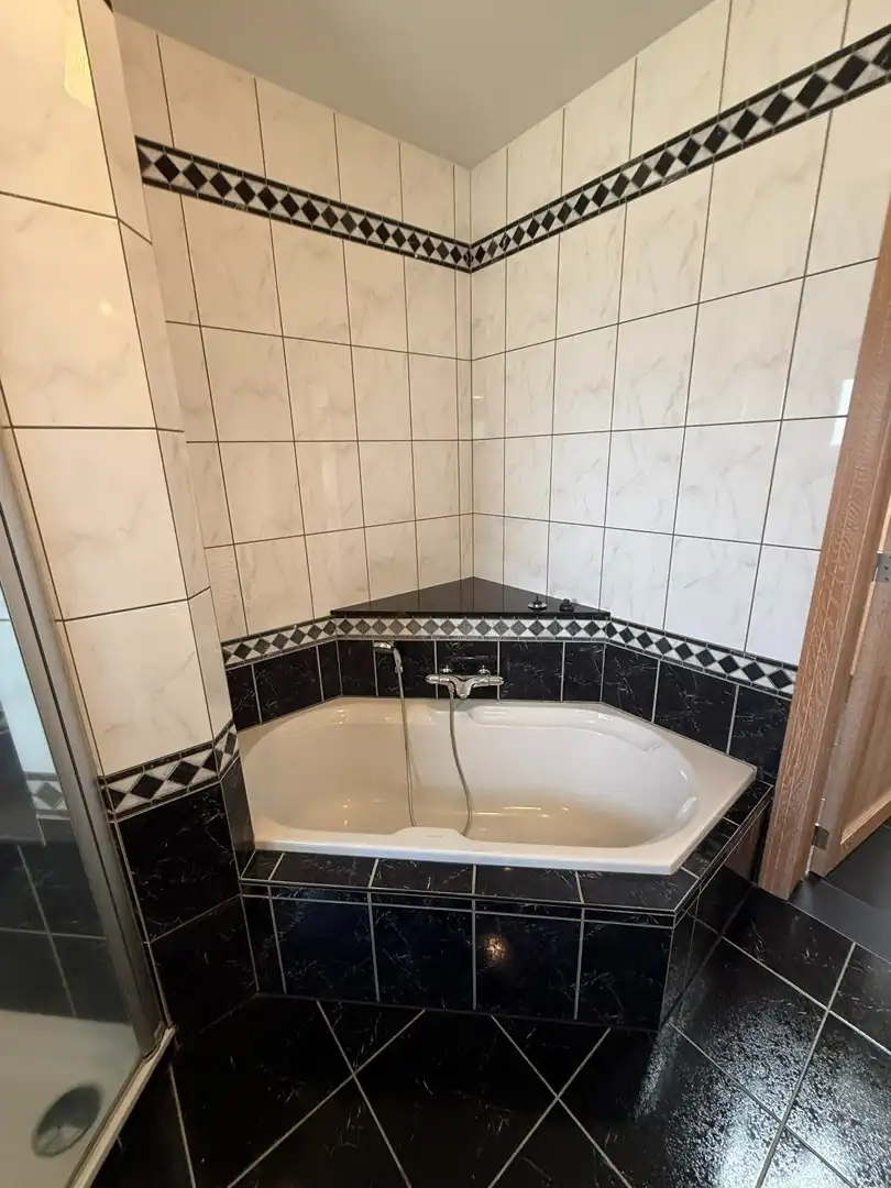 Ruim appartement met 2 slaapkamers en 2 terrassen op een vlot bereikbare locatie in Achel. foto 13