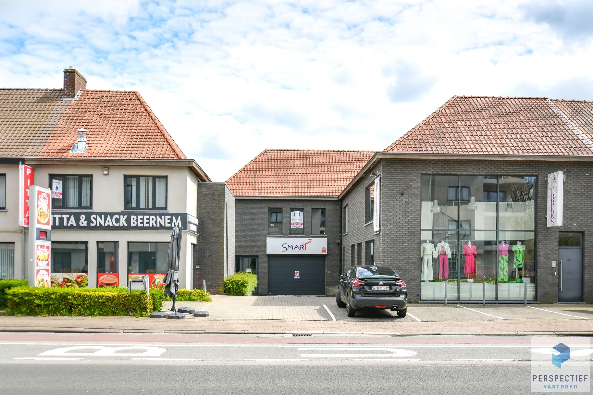 Uiterst goed gelegen polyvalente bedrijfsgebouw met 11 kantoorruimtes en een bruikbare vloeroppervlakte van 685m² foto {{pictureIndex}}