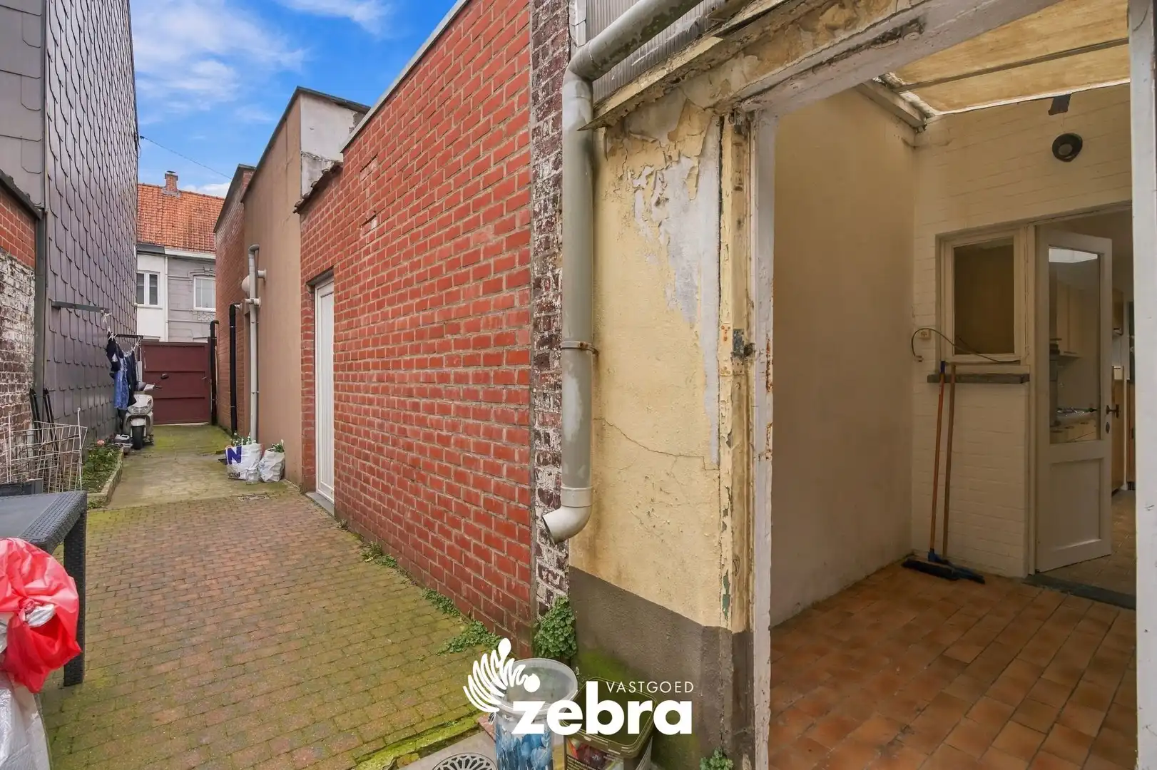 Te renoveren woning met uitweg te Roeselare! foto 14