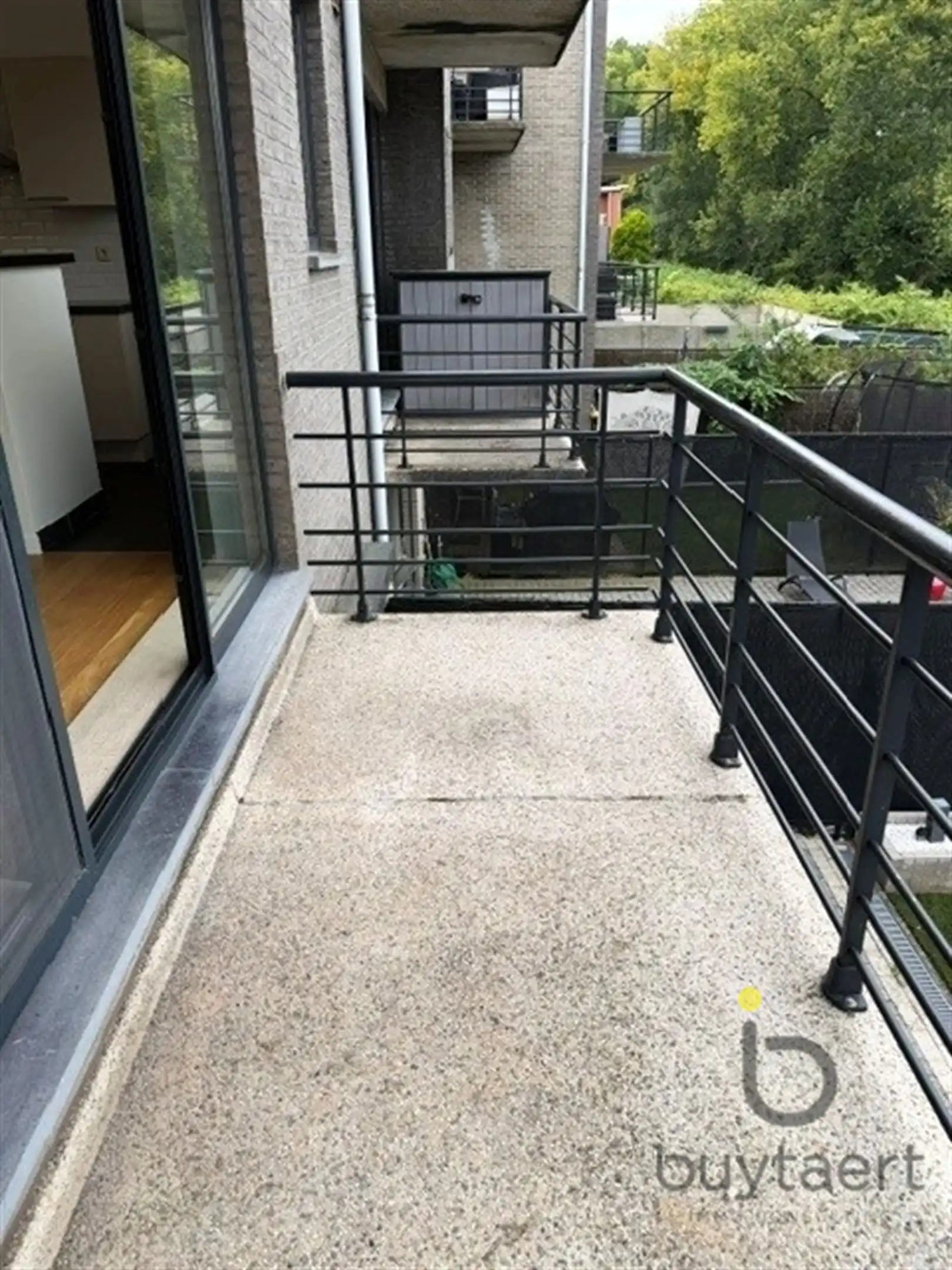 Hoekappartement met twee slpks en terrassen te Wommelgem. foto 11