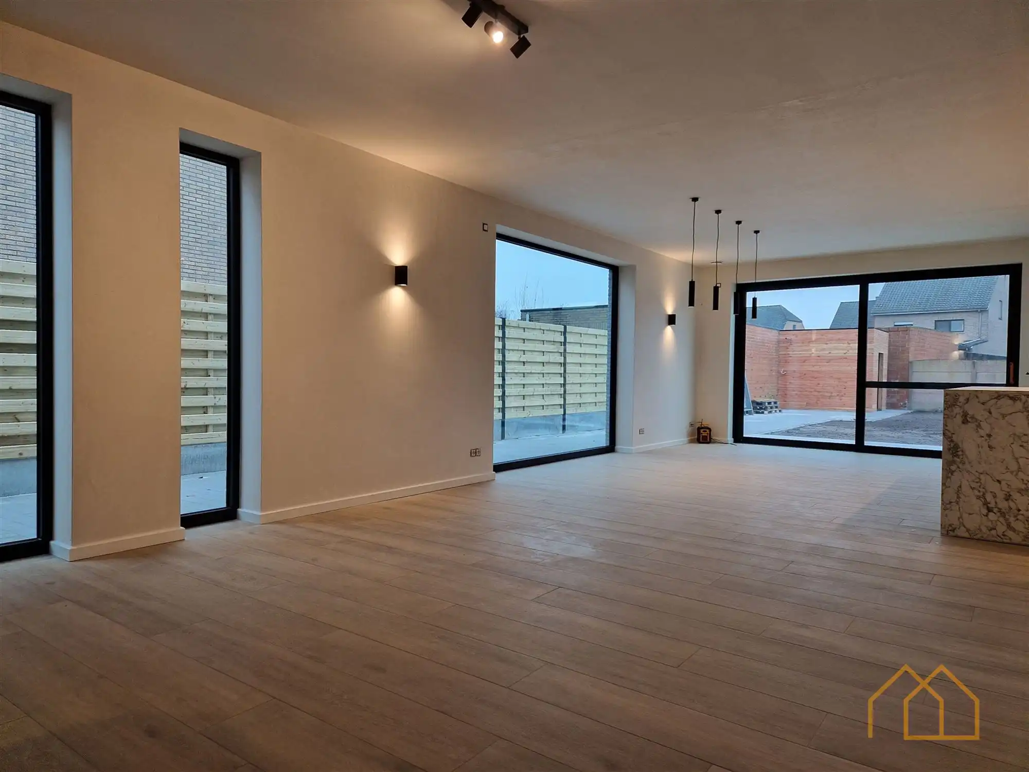 Moderne nieuwbouw met tuin en 3slk foto 2