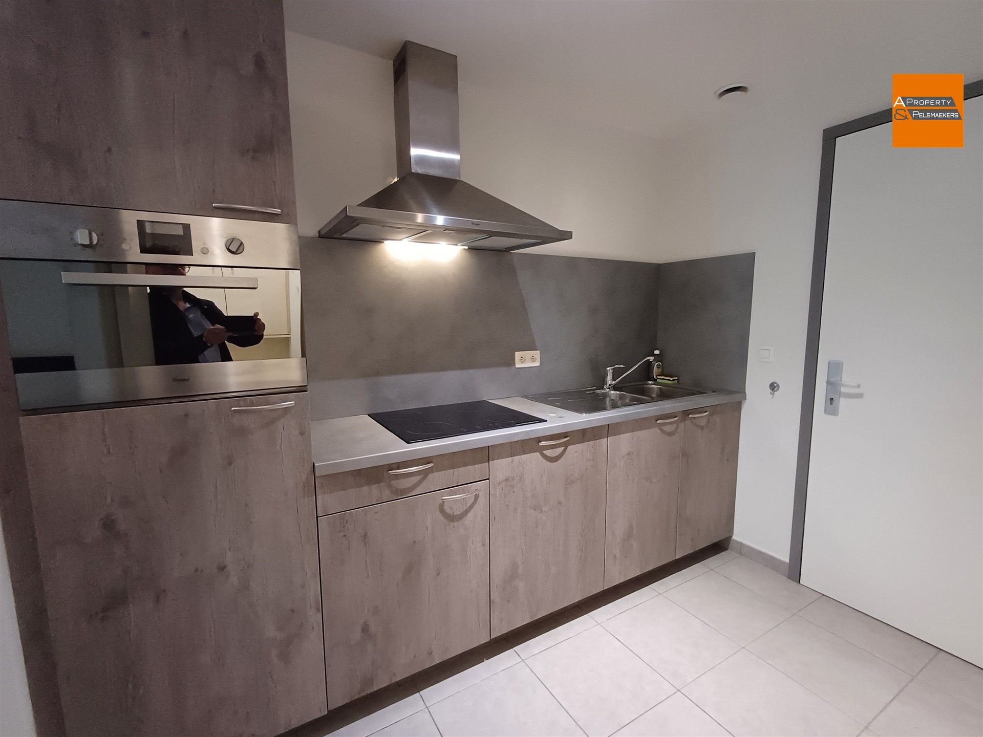 Ruime gemeubileerde studio met parkeerplaats en kelder foto 3