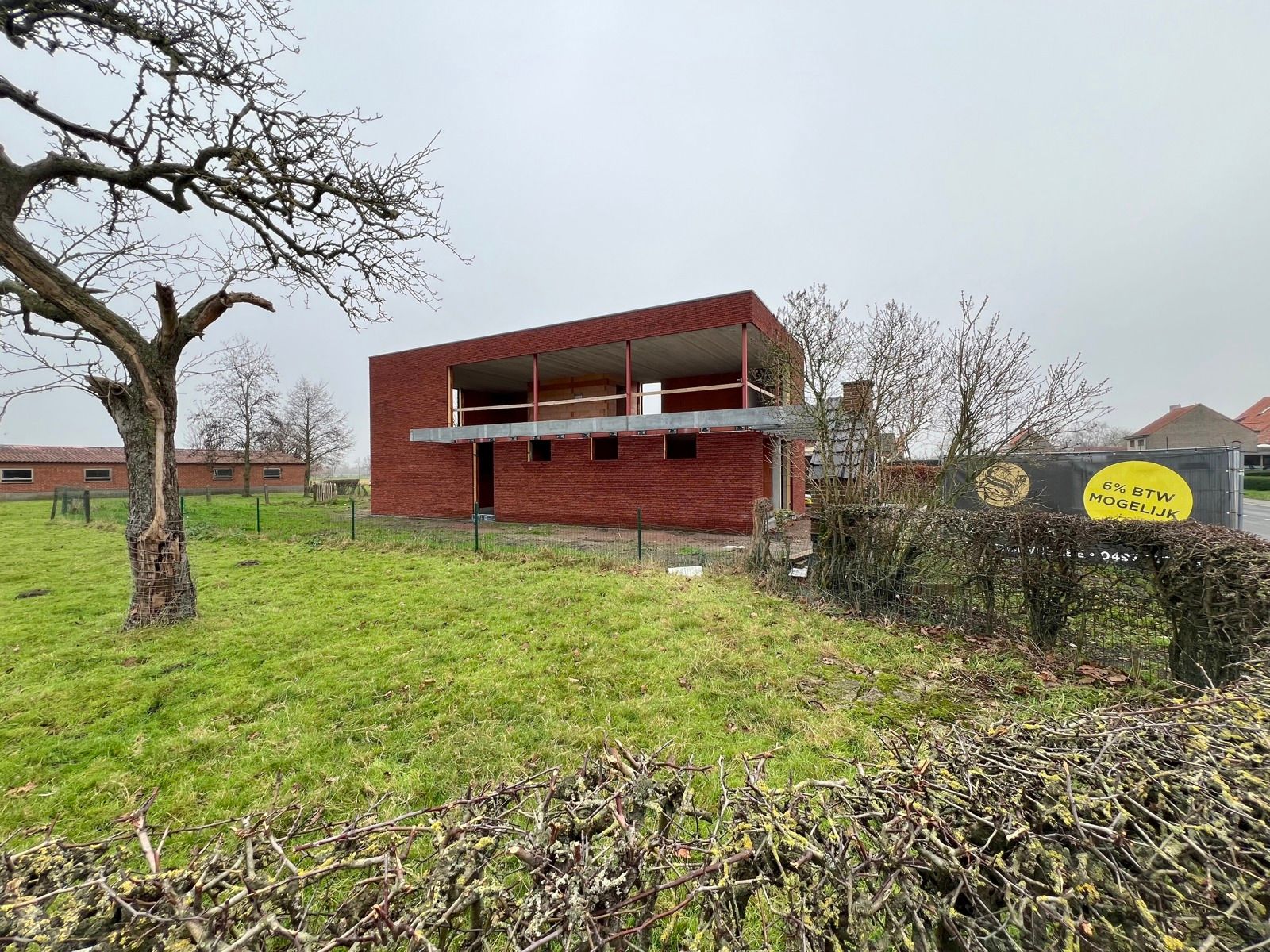 Strakke nieuwbouw met 4 slaapkamers en landelijk zicht foto {{pictureIndex}}