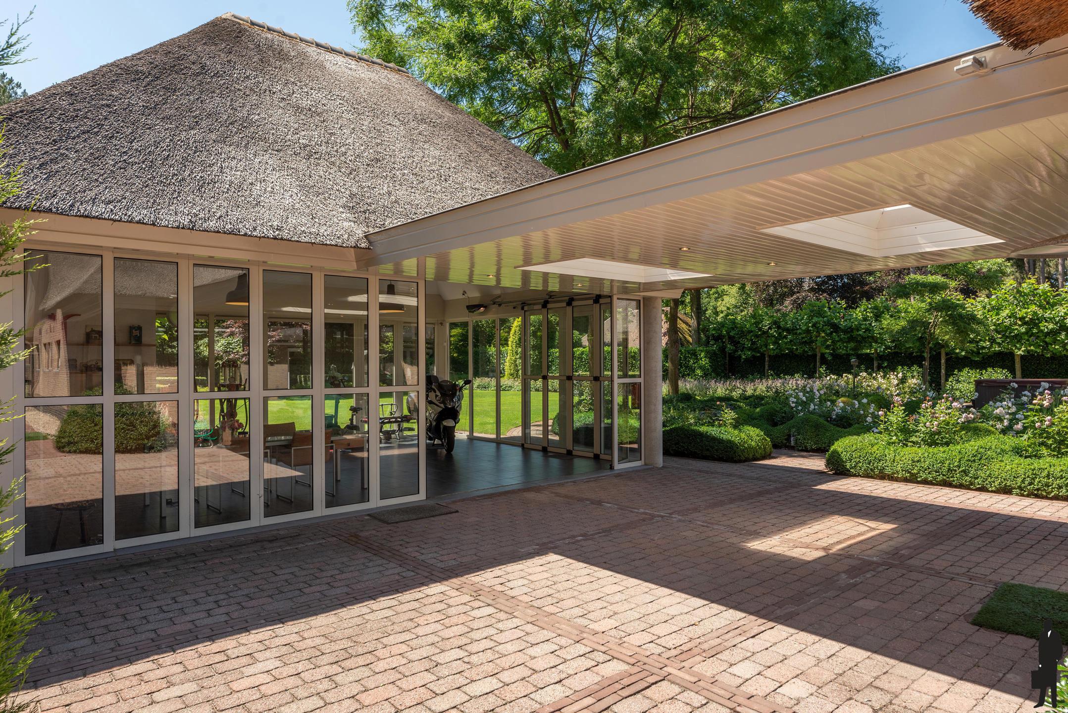 Rietgedekte villa met bijgebouw in Engelse stijl op 3.080m² foto 25