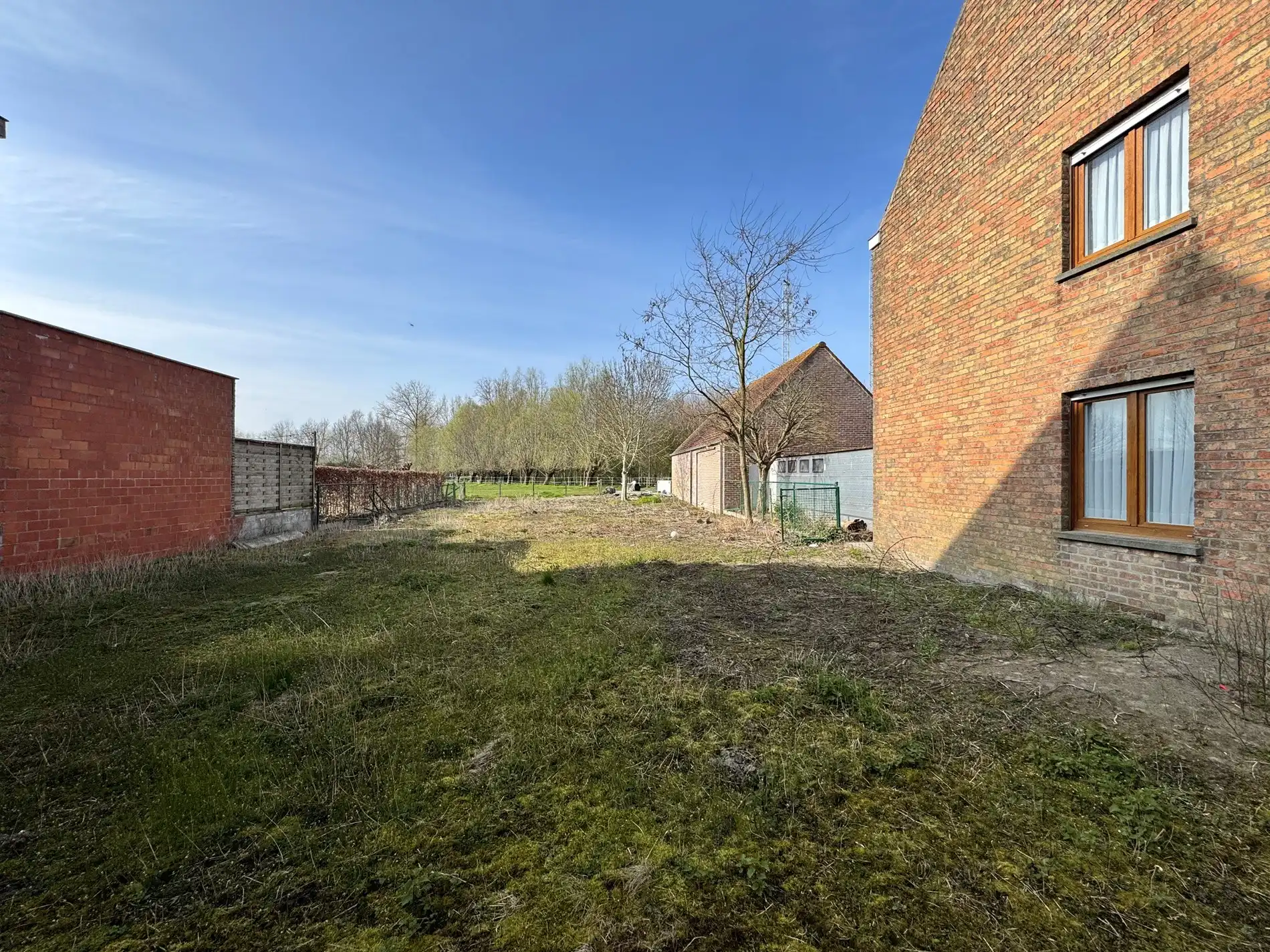 Alleenstaande woning met naastliggend stuk bouwgrond en weide te Eernegem foto 12