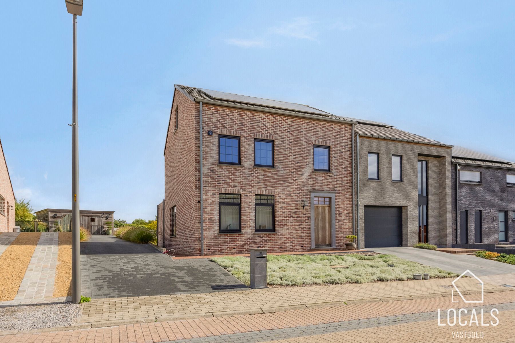 Recente woning (2018) met prachtige tuin en ruime garage foto 5