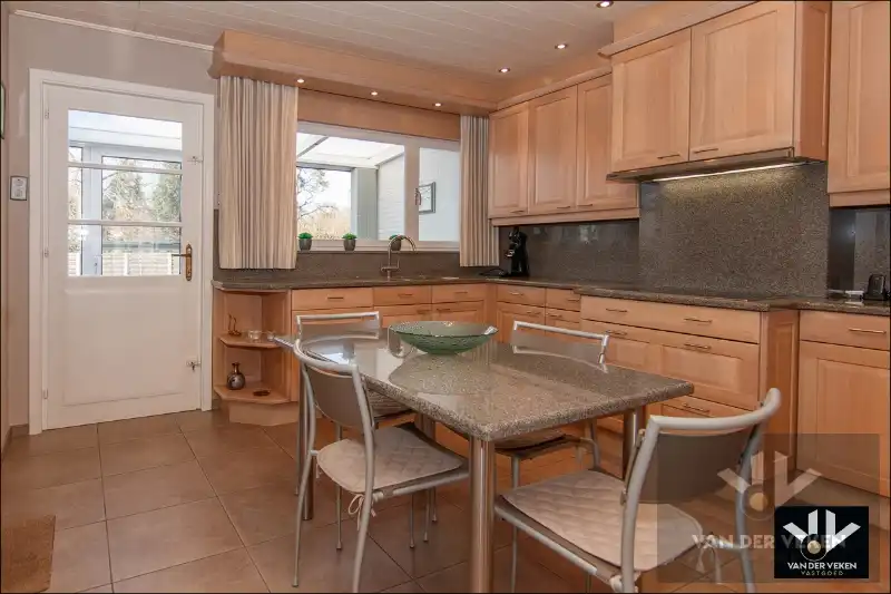 SPLIT-LEVEL WONING OP PERCEEL VAN 07a80ca ZEER GOEDE BEREIKBAARHEID foto 7