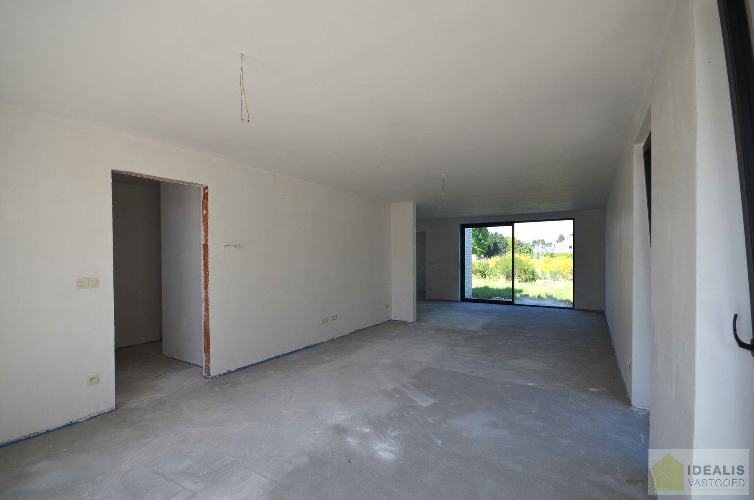 Idealis Vastgoed – Charmante CASCO+ woning met 2 tot 3 ruime slaapkamers, ruime woonkamer met open keuken, berging, achterinkom met wasruimte, badkamer en met maar liefst 18 zonnepanelen. De woning is gelegen op een rustig perceel aan de bosrand. foto 6
