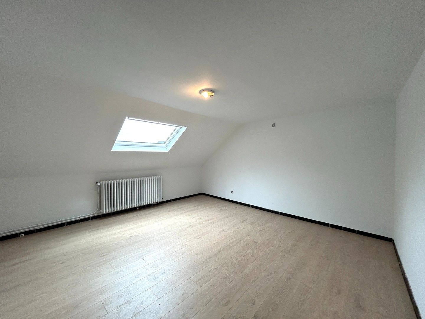 Recent gerenoveerde halfopen bebouwing met 4 kamers te Marialoop (Meulebeke)! foto 17