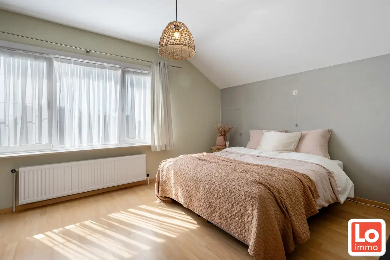 Instapklare halfopen woning met afzonderlijke garage op toplocatie in hartje Lochristi! foto 7