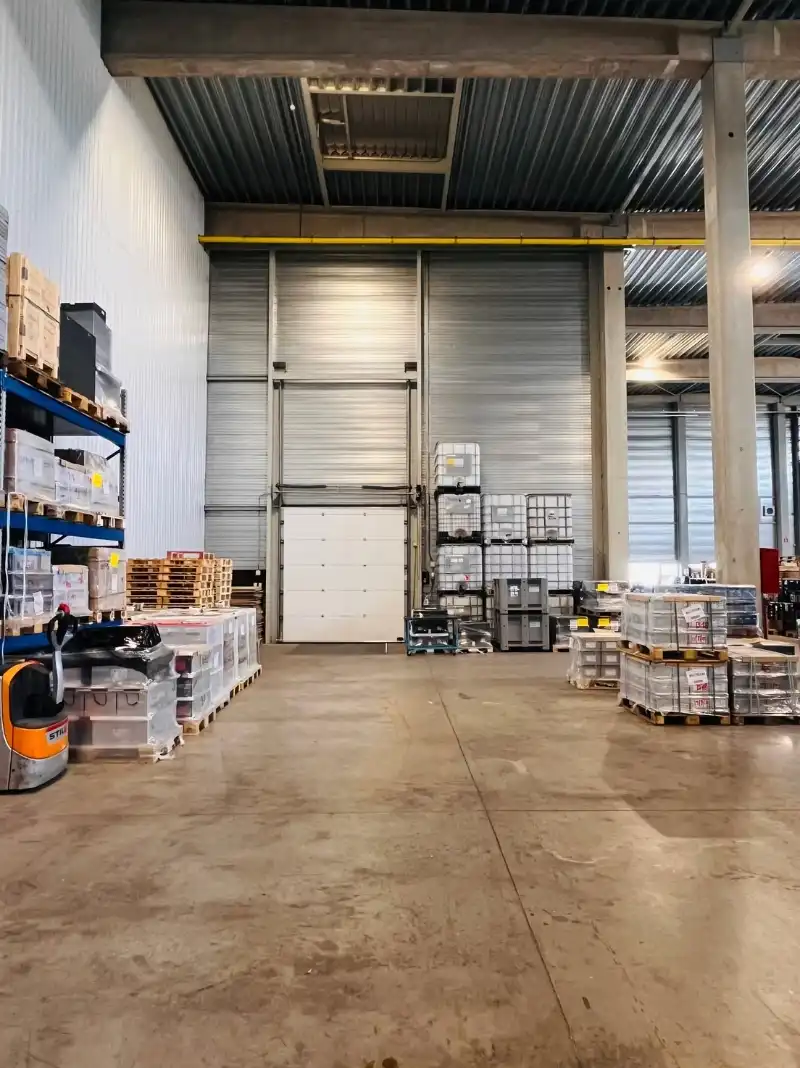 Magazijn met kantoor te huur foto 11