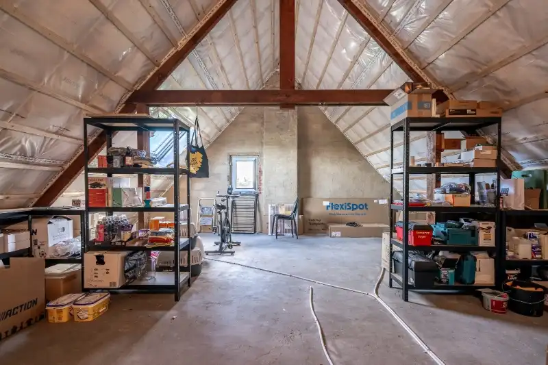 Gerenoveerde halfopen woning met ruime tuin. foto 17