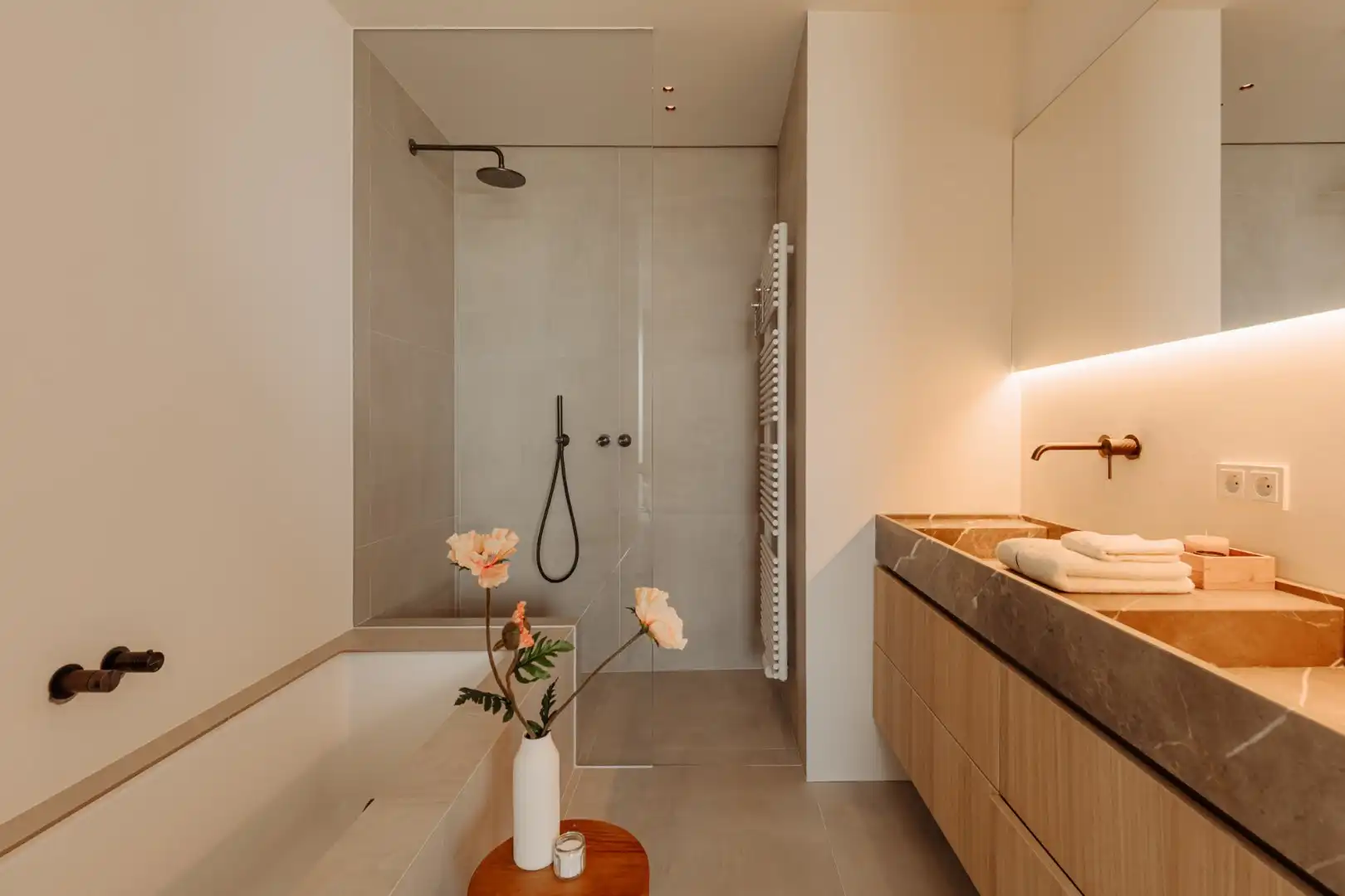 Uiterst smaakvol en top-notch afgewerkt appartement met frontaal zeezicht van het gelijkvloers terras foto 16