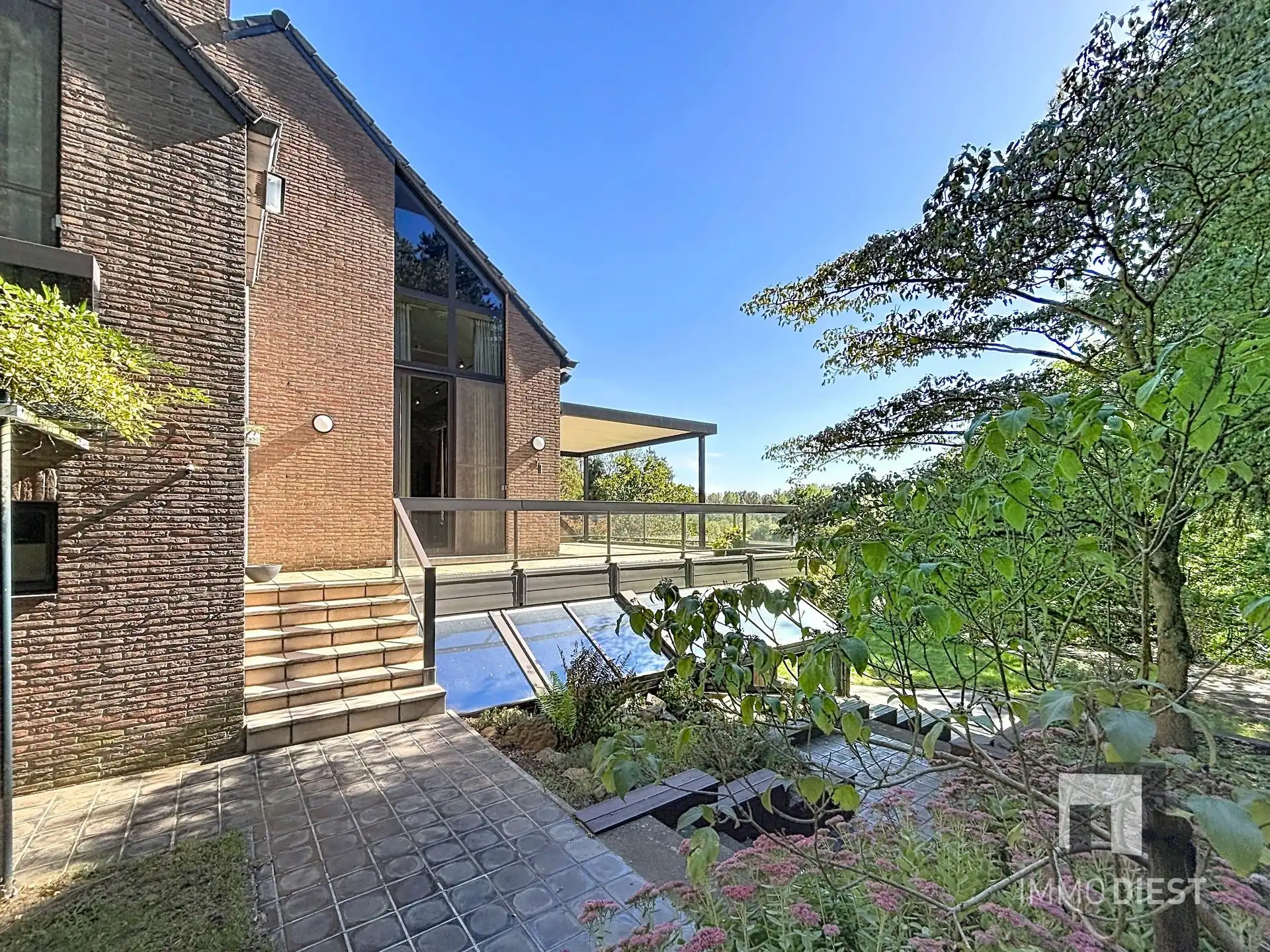 Prachtig gelegen villa met uniek ontwerp op 57a 74ca én achterliggende vijvers op 75a 54ca. foto 40