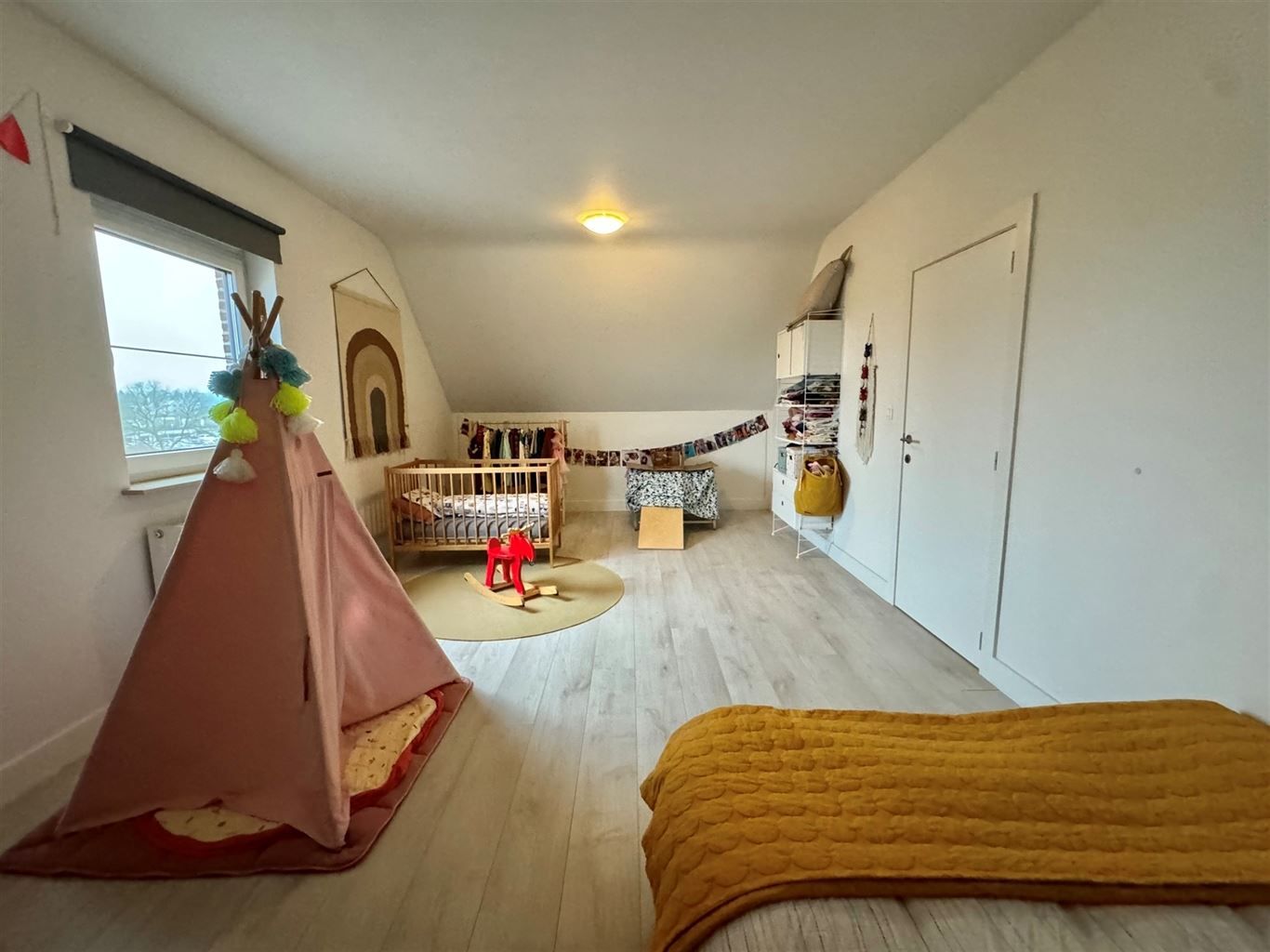 Prachtig duplex-appartement met 3 ruime slaapkamers, groot terras en aparte garage, rustig gelegen nabij het centrum van Maaseik. foto 11