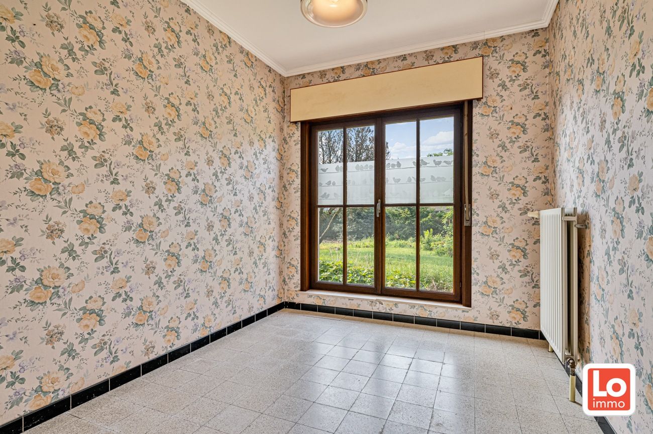 VERKOCHT! Volledig te renoveren gelijkvloerse prefabwoning met inpandige garage op een makkelijk bereikbare locatie tussen Laarne en Lochristi! foto 10