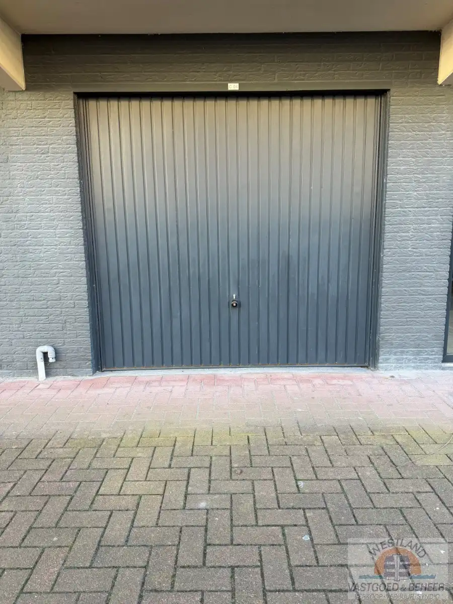Gesloten garagebox op gelijkvloers foto {{pictureIndex}}